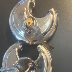 Disc locks 6 cylinders they are new with two set of keys.